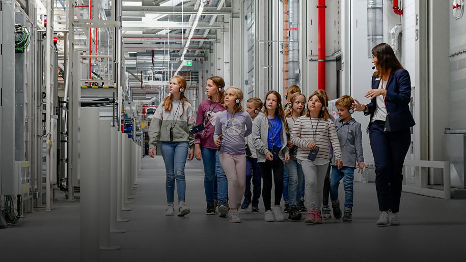 Kinder nehmen an einer Führung teil