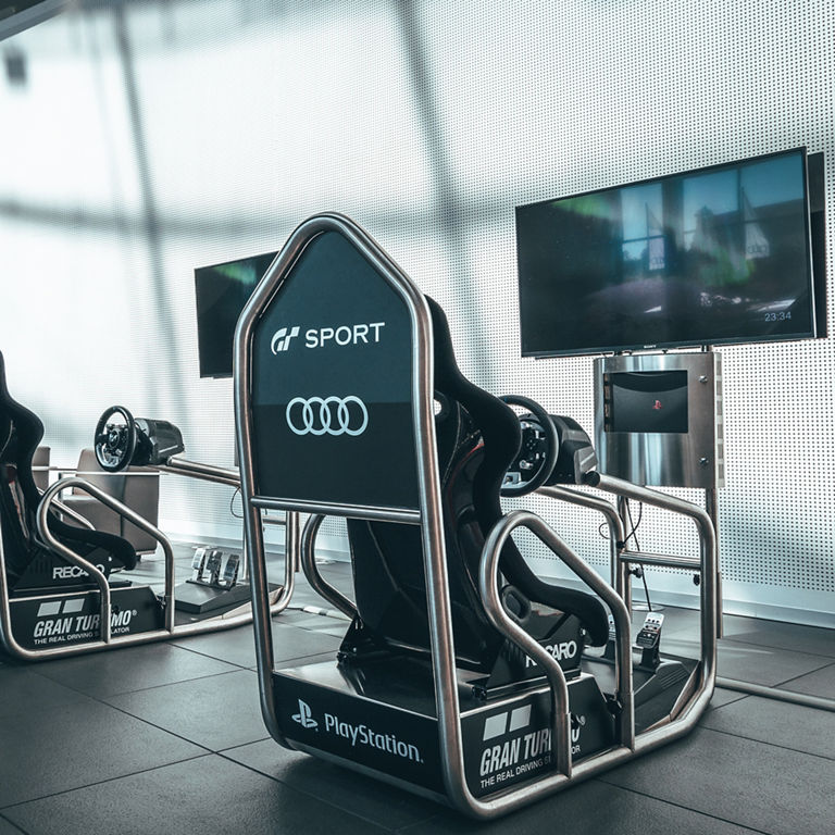 zwei Fahrsimulatoren stehen in einem Raum des Audi Forum Neckarsulm