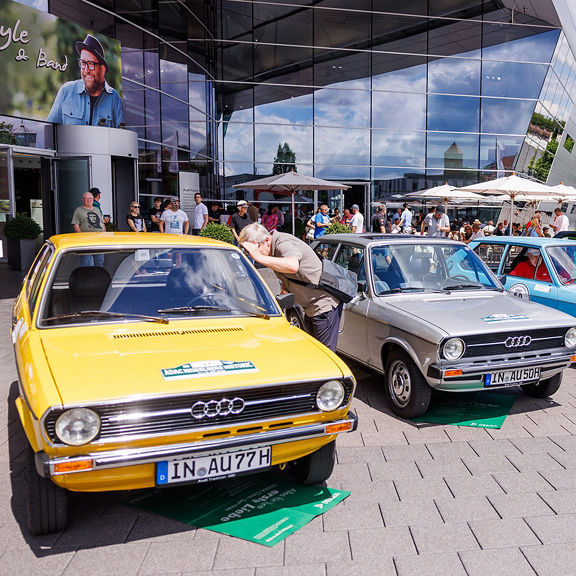 Ausgestellte Audis auf der Piazza