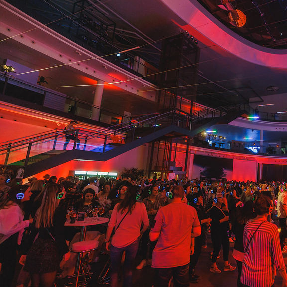 Besucher auf einer Kopfhörerparty