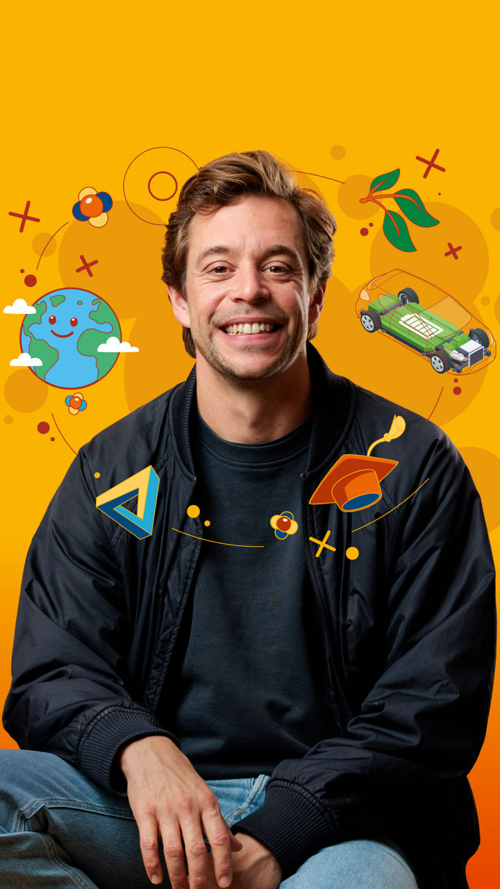 Porträt eines lächelnden Mannes vor einem gelben Hintergrund mit Illustrationen zu Bildung, Umwelt und Elektromobilität.
