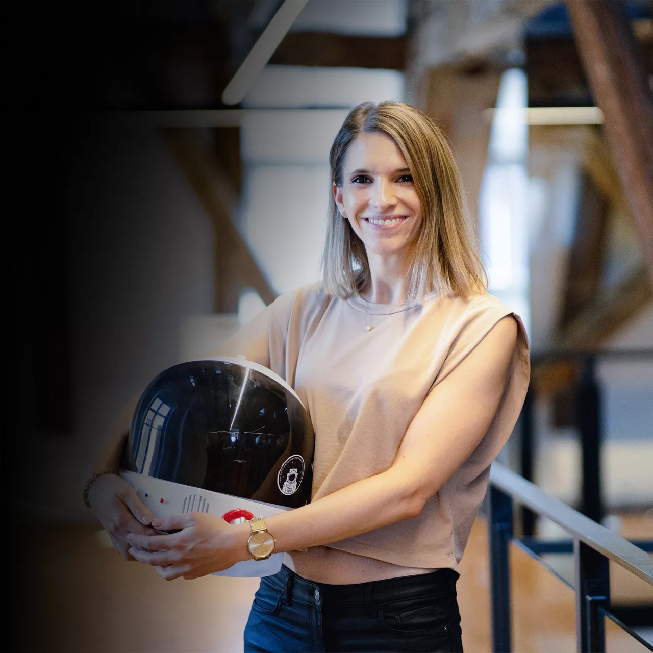 Frau mit Helm auf dem Arm