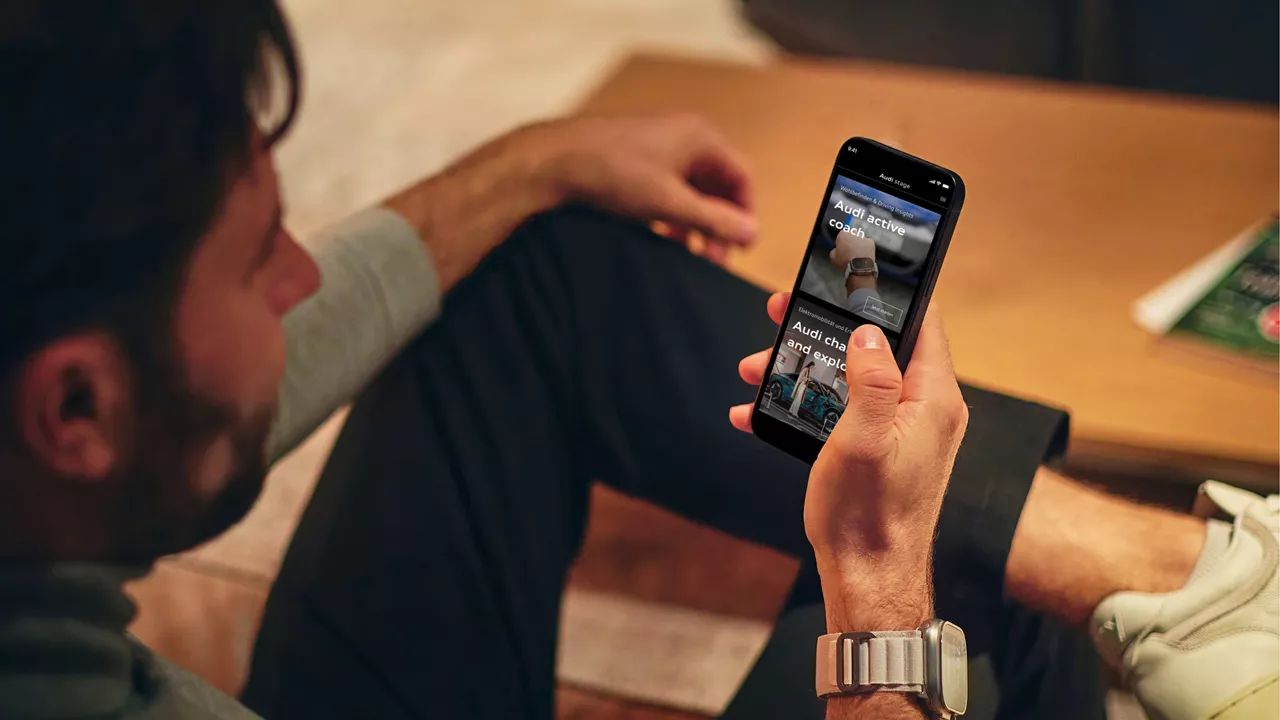 Mann nutzt Audi active coach auf seinem Smartphone