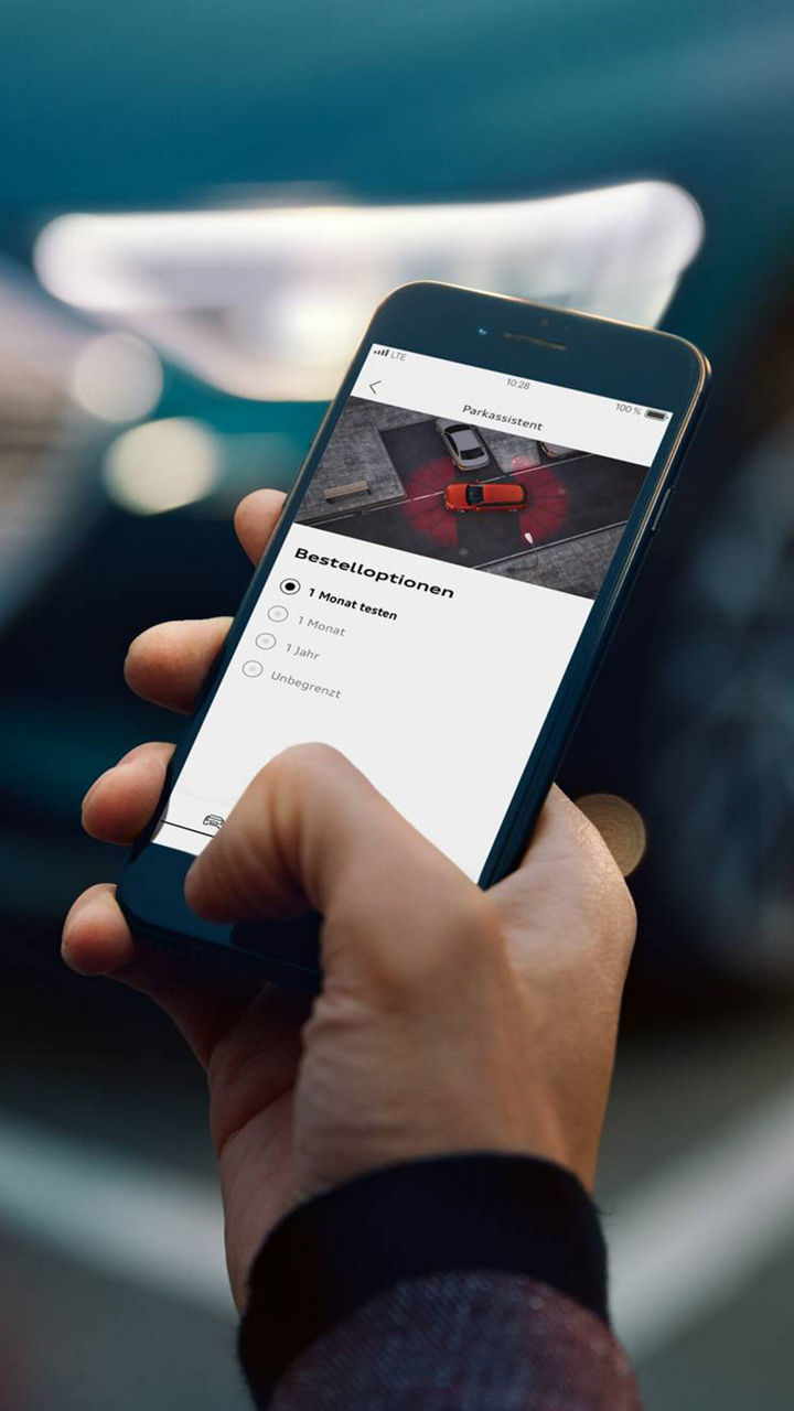 Eine Person nutzt den Parkassistent am Handy