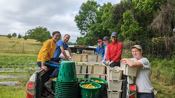Helfer_innen mit Essen