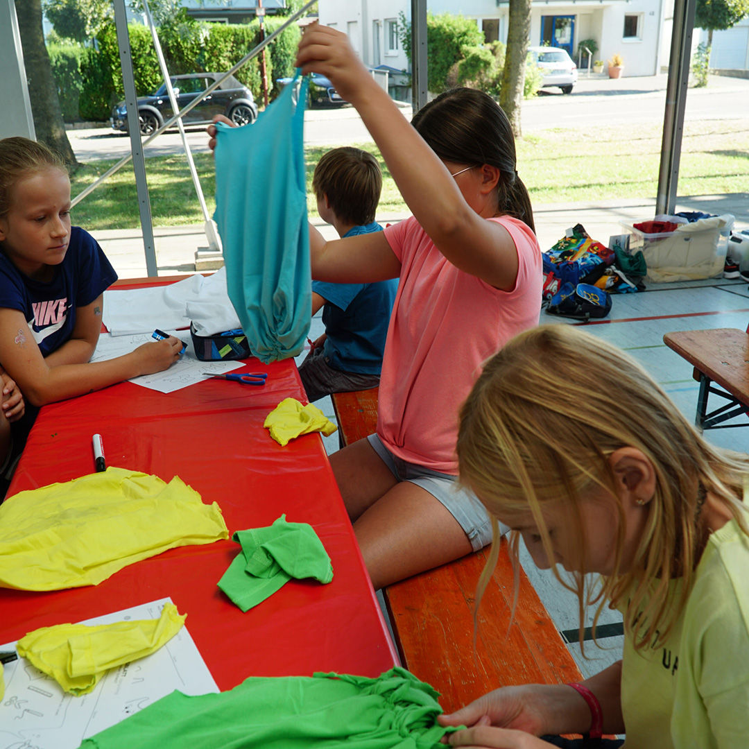Junge Mädchen arbeiten mit alten T-Shirts