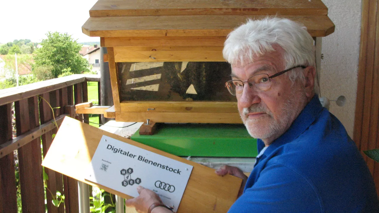 Mann führt den Digitalen Bienenstock vor