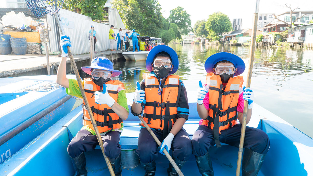 Drei Jungs mit Schwimmwesten auf einem Boot