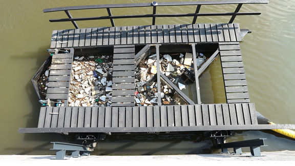 Litter Trap Installation im Kanal in Brüssel