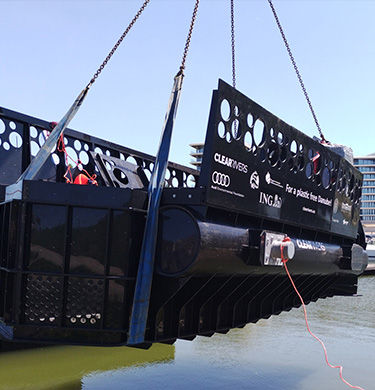 Schiff wird ins Wasser gelassen