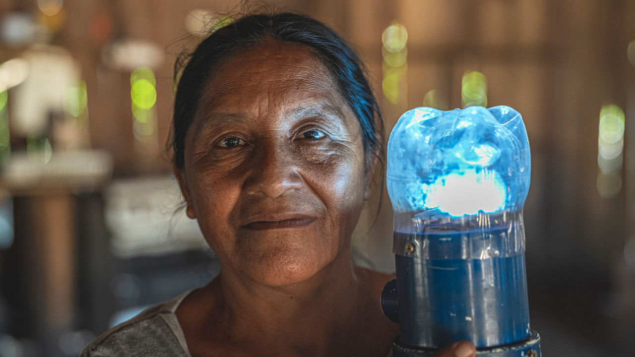 Alte Frau mit Solarlichtquelle