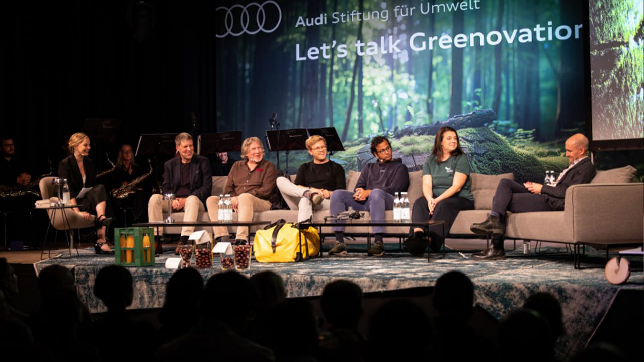 Talk Gäste auf der Couch während der Let's Talk Greenovation Anniversary Edition