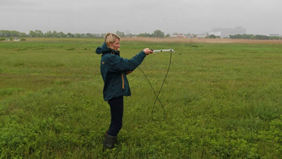 Direction finding via hand antenna