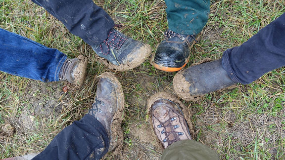 Ein Kreis aus Schuhen