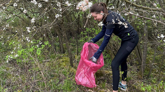 Frau beim Müll sammeln