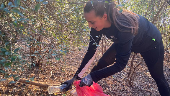 Frau beim Müll sammeln