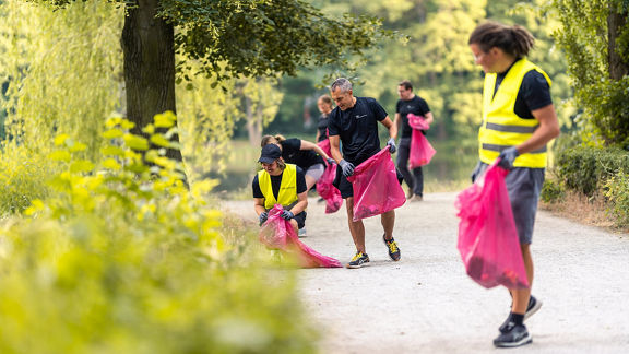 Gruppe beim Müll sammeln