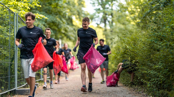 Gruppe nimmt am Plogging teil