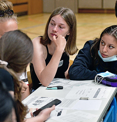 Schüler_innen stellen Klimakonferenz nach