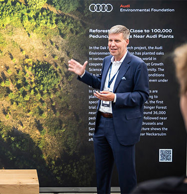 Speaker vor einer Leinwand