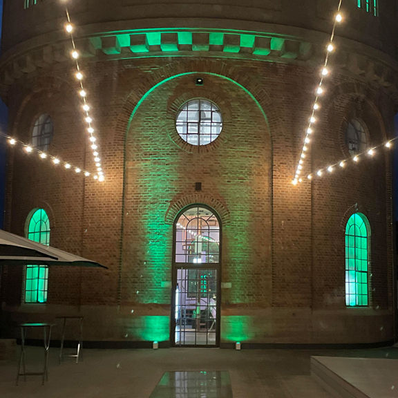 Beleuchtetes Gebäude bei Nacht