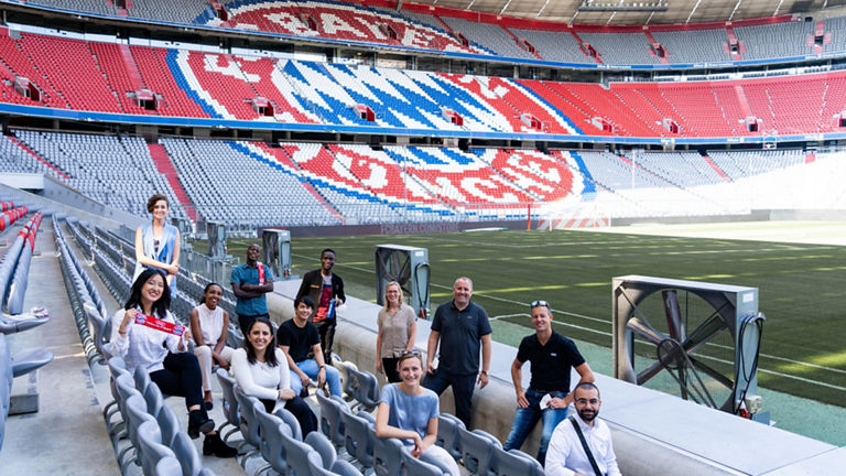 Menschen im FC Bayern Stadion