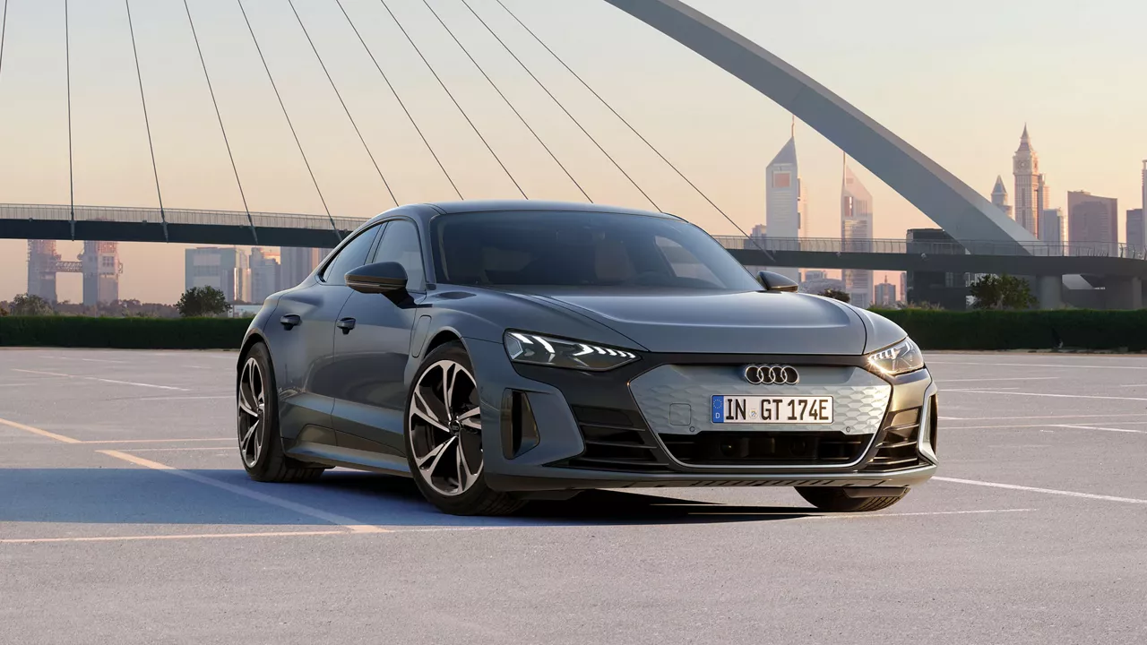 Audi e-tron GT vor einer Brücke
