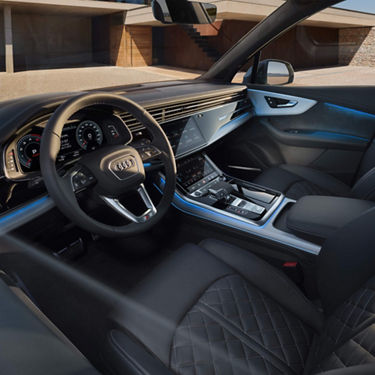 Cockpit view Audi Q7 SUV