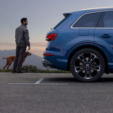 Close-up of the wheels of the Audi Q7 SUV
