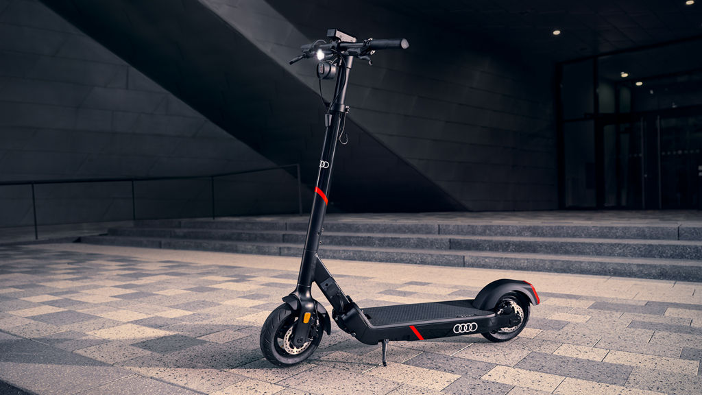Plus besoin de place de parking avec l’Audi electric kick scooter powered by Segway