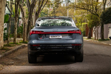 Dynamic top view Audi Q8 Sportback e-tron