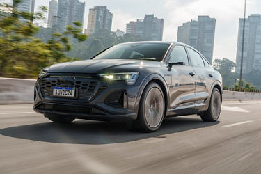 Dynamic front view Audi Q8 Sportback e-tron