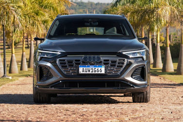 Front view Audi Q8 Sportback e-tron