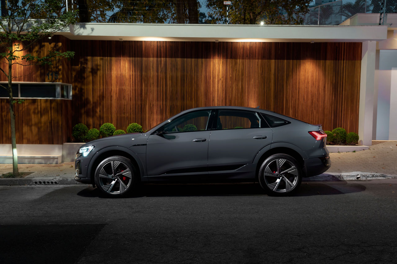 Side view Audi Q8 e-tron