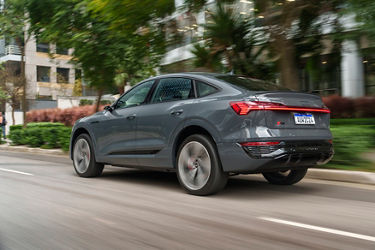 Dynamic side view Audi Q8 Sportback e-tron