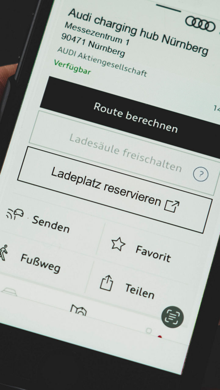 My Audi App auf einem Smartphone, gezeigt wird die Platzreservierung für den charging hub.