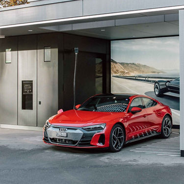 Le salon de l'Audi charging hub avec de grands écrans.