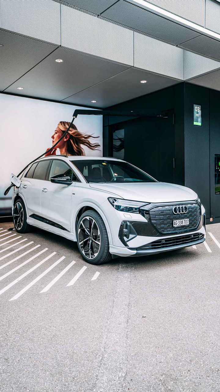 Audi Q4 e-tron steht im Audi charging hub