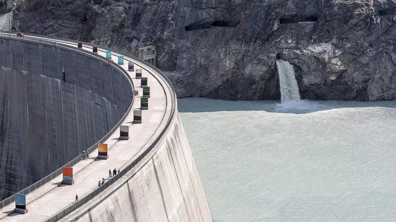 Überlebensgrosse Kunst am Staudamm von Mauvoisin