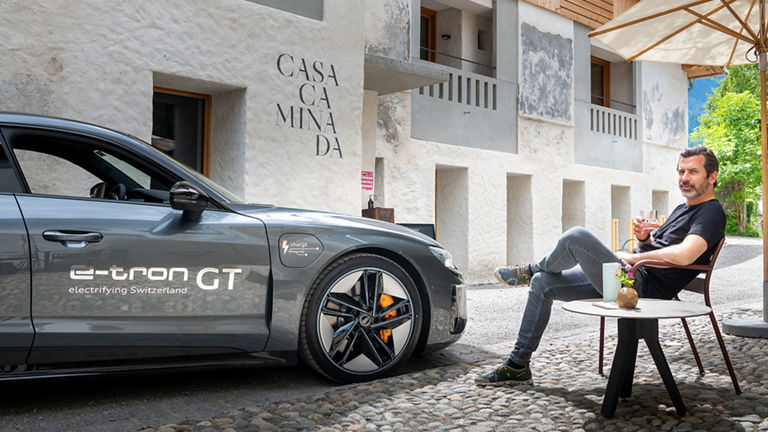 Andreas Caminada neben seinem Audi RS e-tron GT