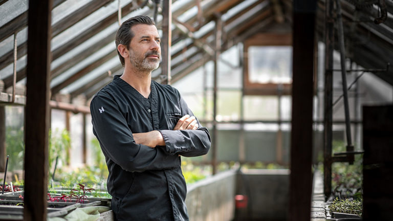 Andreas Caminada in seinem überdachten Garten