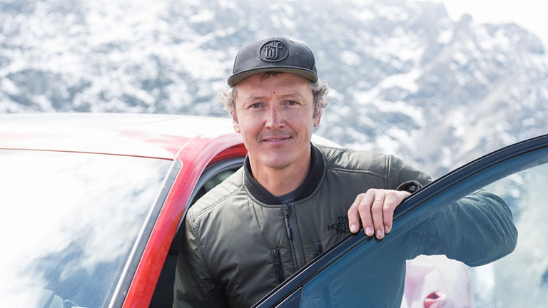 Xavier De Le Rue beim Einsteigen in einen Audi in den Alpen