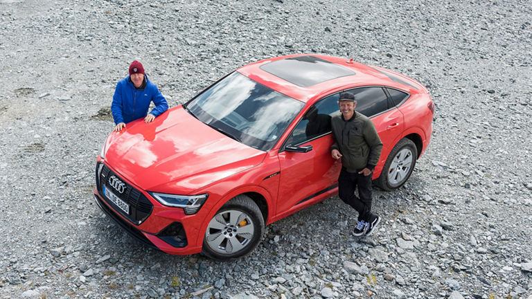 Xavier De Le Rue neben einem roten Audi e-tron