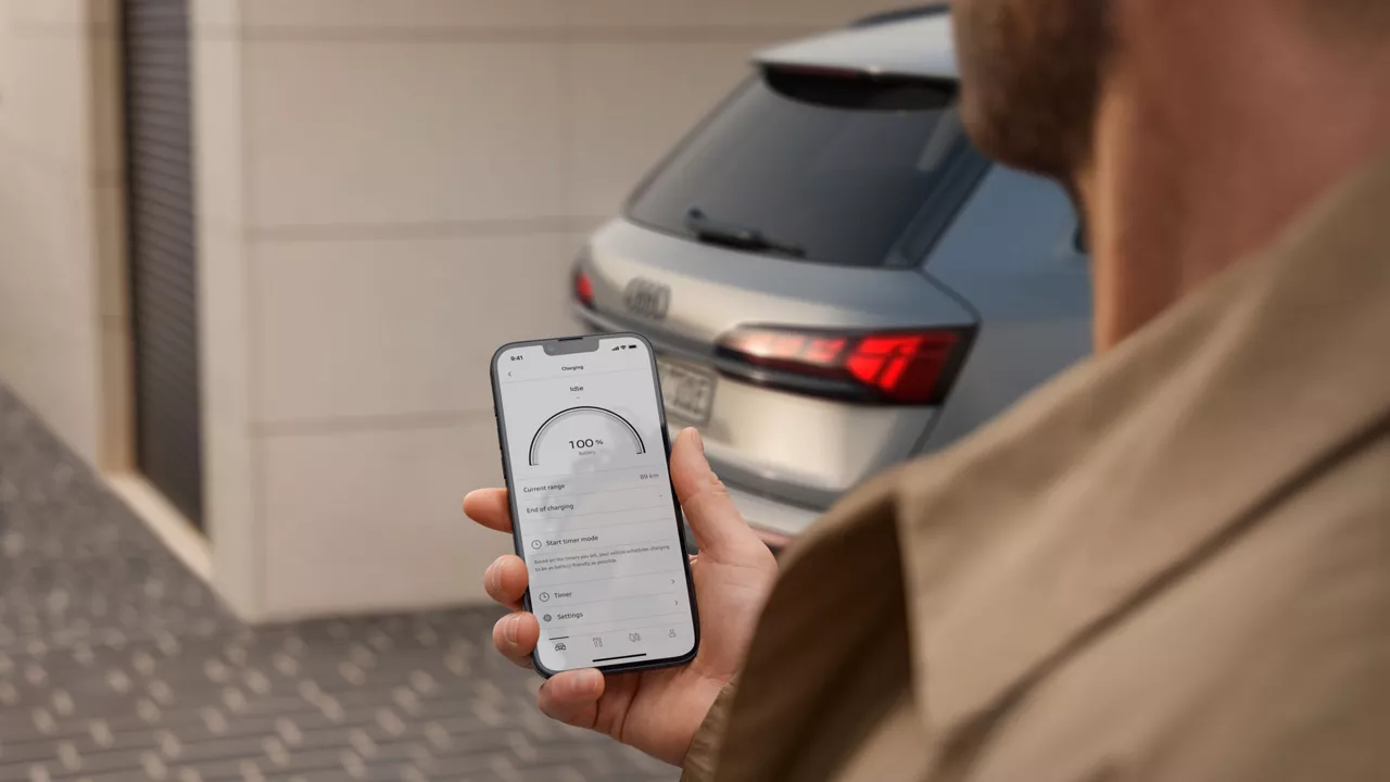 Person hält Handy in der Hand mit der MyAudi App