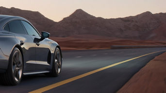 Fahrt in einem Audi bei Sonnenuntergang