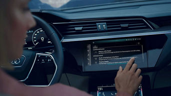 Frau am Steuer bedient das MMI Navigation plus Ihres Audi