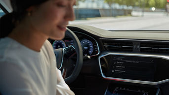 Frau im Audi Cockpit