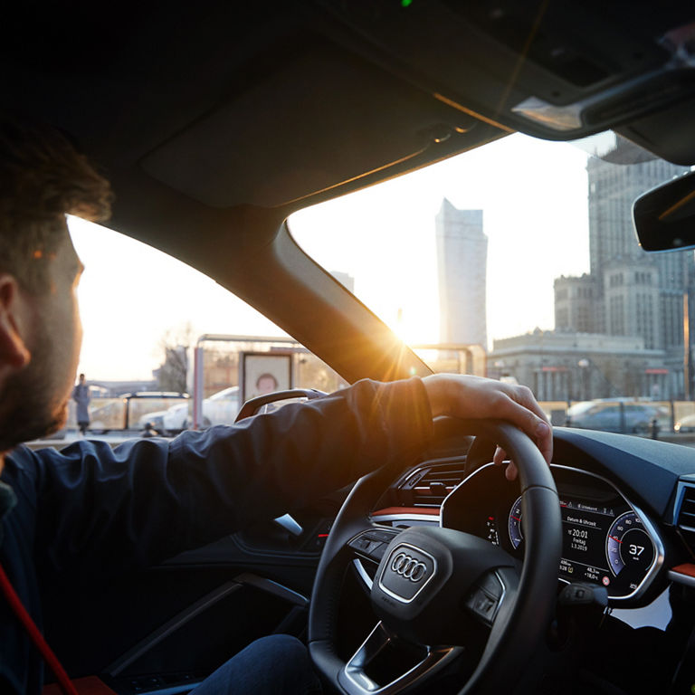 Mann sitzt am Steuer eines Audi