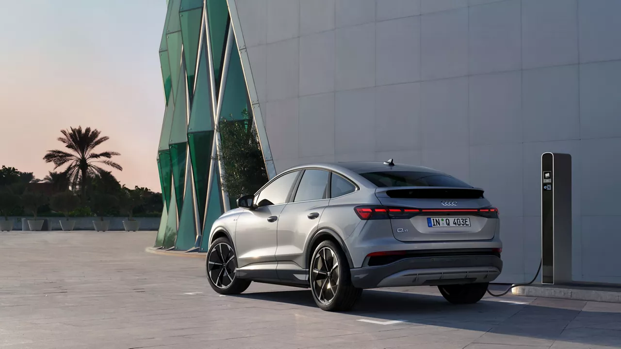 Audi Q4 presso una stazione di ricarica 