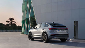 Audi Q4 an einer Ladesäule